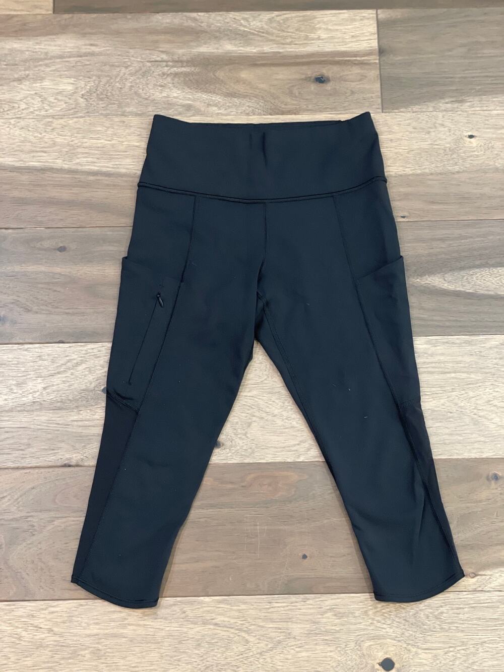 Athleta Capri Leggings Size XS Black Side Pockets Lightweight Athleisure